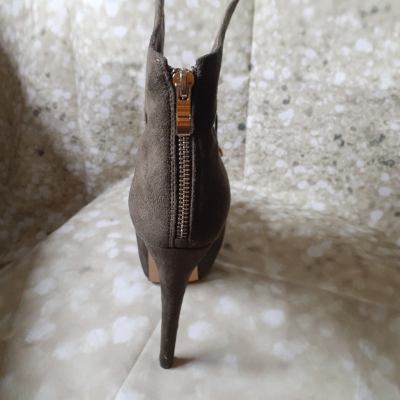 Winter Green Heels - Picture 3 of 3